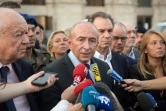 Le ministre de l'Intérieur Gérard Collomb (C) répond à la presse près du maire de Marseille Jean-Claude Gaudin (G) le 1er octobre 2017