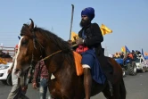 Un guerrier du Nihang, première ligne de défense des agriculteurs opposés aux réformes du gouvernement, à cheval lors d'une manifestation à New Delhi, le 26 janvier 2021