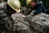 Des ouvriers travaillent à la réfection de la Grande muraille de Chine le 17 mai 2019 à Xiangshuihu 