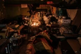 Des personnes dorment dans le sous-sol d'un appartement, le 18 mai 2022 à Severodonetsk, en Ukraine