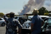 Des personnes observent de la fumée s'élever d'un incendie à La Teste-de-Buch (Gironde), le 16 juillet 2022 