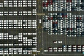 Vue aérienne de voitures importées sur un parking du port de Taipei, le 8 décembre 2020 à Taïwan