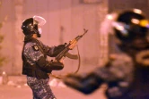 Des membres des forces de sécurité libanaises prennent position durant des affrontements avec des manifestants anti-gouvernementaux à Tripoli, le 27 janvier 2021