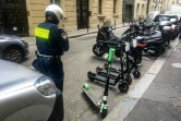 Un agent range des trottinettes dans un emplacement dédié à Paris en juin 2019