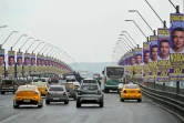 Des voitures roulent sur un pont jalonné de publicités pour le candidat à la présidence de l'Equateur Daniel Noboa, à Guayaquil, Equateur, le 13 octobre 2023