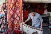 Un vendeur montre des tapis traditionnels dans une échoppe du marché de Hilla, le 12 octobre 2017 en Irak