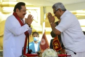 Mahinda Rajapaksa (g) prête serment comme Premier ministre devant son frère, le président Gotabaya Rajapaksa, à Colombo le 9 août 2020  