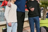 Le basketteur professionnel Vincent Pourchot fait un selfie avec deux jeunes admirateurs, à Tours le 13 avril 2022
