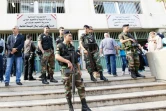 Des soldats libanais montent la garde devant un bureau de vote aux élections municipales, le 8 mai 2016 à Beyrouth