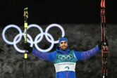 La joie sur le podium du biathète français Martin Fourcade après sa victoire dans la mass start 15 km aux JO, le 18 février 2018 à Pyeongchang