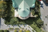 Cette image aérienne montre l'extérieur de l'église catholique abandonnée Saint-Eusèbe-de-Verceil dans l'arrondissement Sainte-Marie de Montréal le 26 septembre 2023.