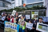 Des photos de l'avocat chinois Wang Quanzhang et de son épouse Li Wenzhu lors d'une manifestation de soutien devant le bureau de liaison du gouvernement chinois, le 26 décembre 2018 à Hong Kong