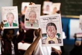 Les enfants d'une école primaire brandissent leurs dessins à l'occasion du 100e anniversaire de la naissance de Nelson Mandela, le 18 juillet 2018 à Durban
