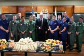 Le président américain Donald Trump rend visite à des membres des gardes-côte le jour de Thanksgiving, le 22 novembre 2018 à Riviera Beach en Floride, 