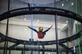 Un enfant atteint de paralysie cérébrale flotte dans un simulateur de chute libre à Moscou, le 23 avril 2021