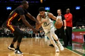 Jayson Tatum, des Boston Celtic, face à Gorgui Dieng, des Atlanta Hawks, en NBA le 1er mars 2022 à Boston