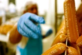 Un employé du constructeur automobile allemand Volkswagen dans l'usine de currywurst (saucisse au curry), au siège de l'entreprise à Wolfsburg en Allemagne le 21 avril 2016