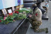 Un membre du groupe paramilitaire russe Wagner se recueille devant un mémorial improvisé après la mort d'Evguéni Prigojine et de Dmitri Outkine, le 24 août 2023 à Rostov, en Russie