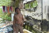 Un Indonésien le 28 mars 2016 dans la maison abandonnée où il vit dans le district de Sidorarjo ravagé le 29 mai 2006 par un volcan de boue
