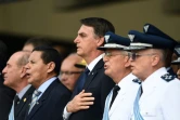 Le président brésilien Jair Bolsonaro entonne l'hymne national lors d'une cérémonie militaire à la base de l'Armée de l'air de Brasilia, le 4 janvier 2018
