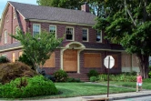 Une maison de New London dans le Connecticut (Etats-Unis), protégée par des planches de bois avant l'arrivée de la tempête Henri, le 21 août 2021