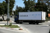 Un camion frigorifique transporte des doses de vaccins Pfizer/BioNTech et AstraZeneca attribués dans le cadre du programme Covax, le 17 mars 2021 à Ramallah