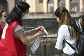 Une volontaire d'un "équipage de prévention Covid" discute avec une passante pour l'inciter à porter un masque, le 26 mai 2020 à Strasbourg