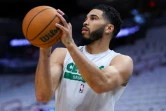 Jayson Tatum, l'ailier des Boston Celtics, s'échauffe avant d'affronter le Miami Heat lors du troisième match du premier tour des playoffs de la Conférence Est de la NBA, le 27 avril 2024, à Miami