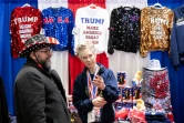 Un participant de la convention CPAC essaie un chapeau aux couleurs du drapeau américain, à National Harbor, près de Washington, le 20 février 2025