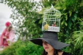 Une spectatrice du Prix de Diane arbore un "chapeau-cage", le 17 juin 2018 à l'hippodrome de Chantilly