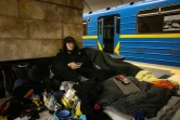 Un habitant de Kiev réfugié dans le métro de la capitale ukrainienne pour se protéger des bombardements russes, le 18 mars 2022