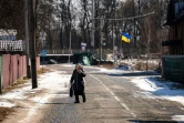 Une femme âgée dans une rue déserte du village de Velyka Dymerka, aux portes de Kiev, le 10 mars 2022 