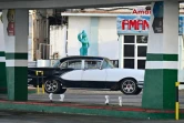Une voiture passe devant une station-service démantelée à l'approche de l'ouragan Rafael, à La Havane, Cuba, le 5 novembre 2024