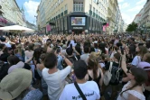 Des fans de la chanteuse américaine Taylor Swift se rassemblent à Vienne, en Autriche, le 8 août 2024, après que les concerts de la star ont été annulés à la dernière minute