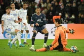 L'attaquant du Paris Saint-Germain Kylian Mbappé marque l'unique but du match face au gardien de but belge du Real Madrid, Thibaut Courtois, lors de leur 8e de finale aller de la Ligue des Champions, le 15 février 2022 au Parc des Princes