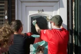 Des habitants réparent les dégâts après les affrontements des jours précédents à Middlesbrough, au Royaume-Uni, le 5 août 2024