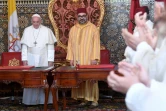 Le pape François (g) et le roi du Maroc Mohammed VI après la signature d'un texte commun appelant à la "coexistence pacifique" à Jérusalem, le 30 mars 2019 à Rabat