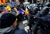La police anti-émeutes à Barcelone le 25 mars 2018 bloque la route qui mène aux bâtiments du gouvernement central aux manifestants qui protestent contre l'arrestation de Carles Puidgemont en Allemagne