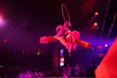 L'artiste aérienne burlesque Veronica Yune lors d'un spectacle de Lucha Vavoom au Mayan Theater de Los Angeles, en Californie, le 11 février 2022