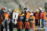 Le sauveteur Manuel Gonzalez entre dans la capsule qui va permettre de faire sortir les 33 mineurs bloqués dans la mine de San José, le 12 octobre 2010, dans le désert d'Atacama, au Chili