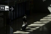 Un voyageur traverse le Terminal T3 à l'aéroport de Rome Fiumicino le 3 juin 2020
