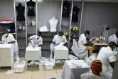 Des employés d'une société de mode fabriquent des masques de protection contre le nouveau coronavirus à Abidjan, le 9 avril 2020 en Côte d'Ivoire
