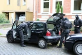 Des policiers allemands fouillent une voiture à Hildesheim, le 10 août 2016