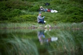Dirk Schmeller, enseignant-chercheur, prélève des échantillons d'eau dans le lac Labant, le 23 juin 2022 à Aulus-les-Bains, en Ariège