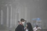 Des piétons dans une rue de New Delhi, lors d'un pic de pollution, le 9 novembre 2017 en Inde