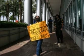 Maria Ruby manifeste devant les bureaux des nouveaux propriétaires de son immeuble, le 19 janvier 2022 à Miami, en Floride