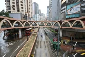 Une rue déserte du quartier Causeway Bay, le 21 février 2022 à Hong Kong