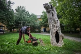 Oleksandre Matviïevski, un habitant de Kramatorsk, en Ukraine, à 25 km du front, coupe du bois pour se chauffer, le 6 septembre 2022