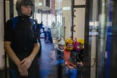 Des enfants souffrant de paralysie cérébrale attendent pour participer à un championnat de simulation de chute libre à Moscou, le 23 avril 2021