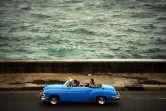 Une voiture sur le Malecon, le boulevard qui longe la mer à La Havane, le 23 mars 2016
